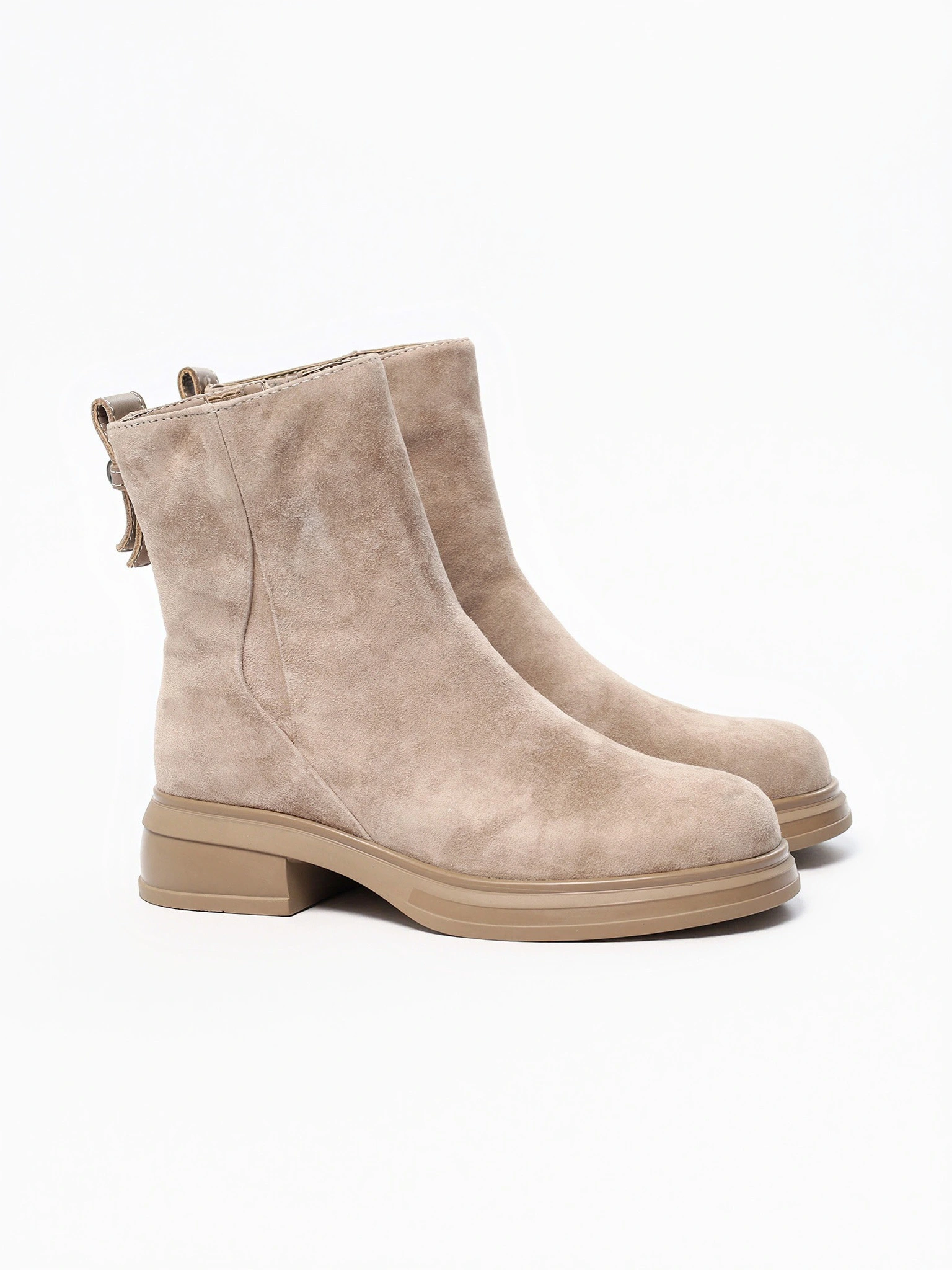 Ботинки бежевого цвета на широком срднем каблуке